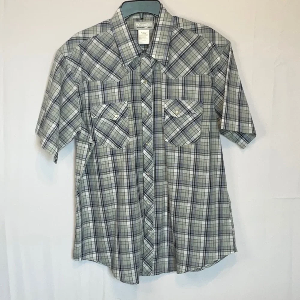 Wrangler, size extra-large, pearl snap,short sleeve shirt olive green, black.